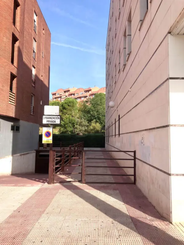 Pasillo de acceso a los locales interiores de Ronda Buenavista 45, Toledo