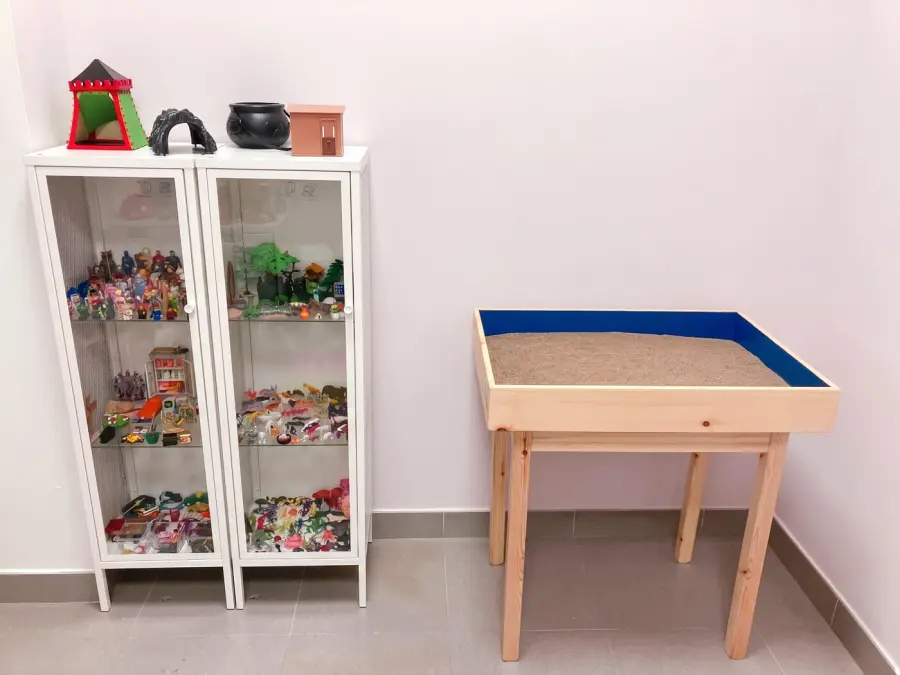 Caja de arena terapéutica y vitrina de miniaturas, Mirada Consciente Toledo