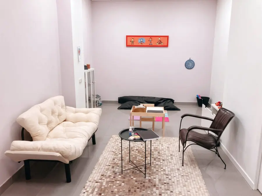Sala de consulta, Mirada Consciente Toledo — sofá, alfombra y espacio para familias