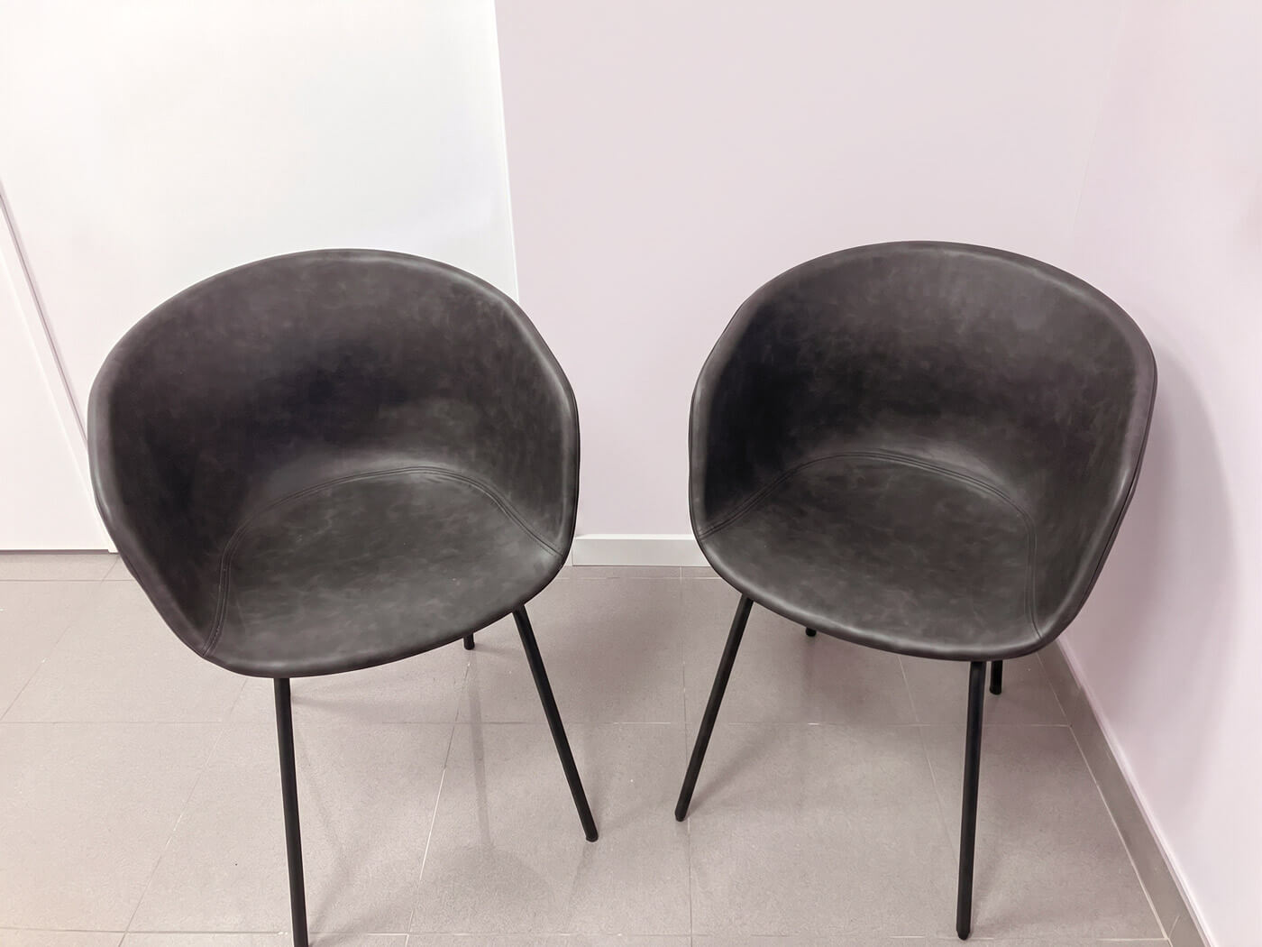 Espacio de consulta de Mirada Consciente en Toledo, sillones para la terapia con adolescentes y jóvenes